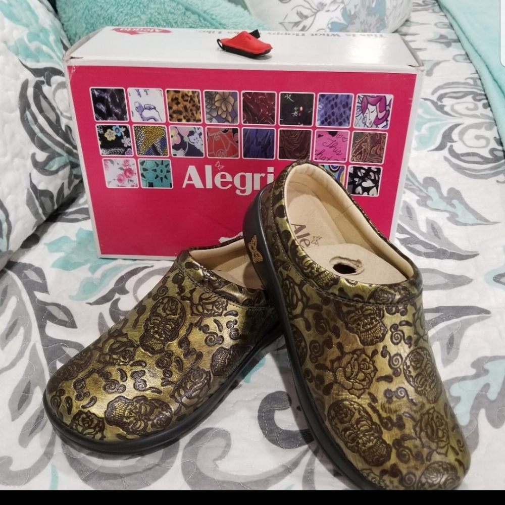 Alegria Clogs